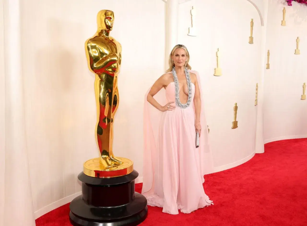 MOLLY SIMS PHOTOSHOOT AT OSCARS 2024 RED CARPET 7